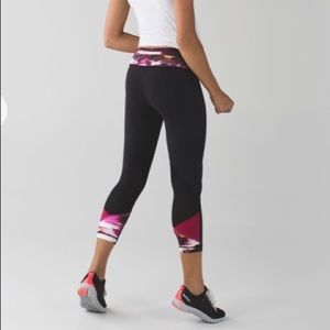 lululemon pace rival crop black/berry rumble